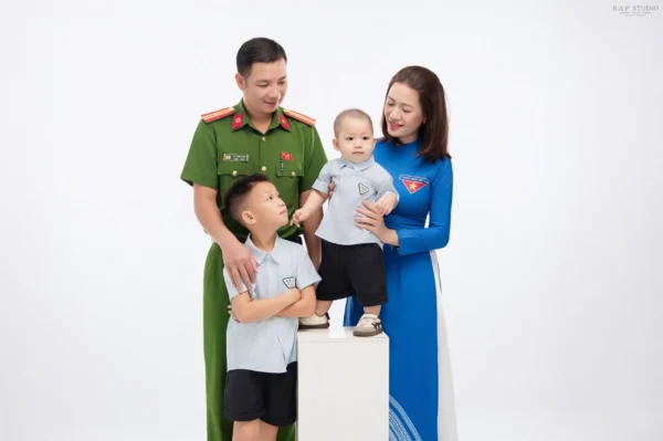 Ảnh Gia Đình Cảnh Phục & Áo Dài – 03