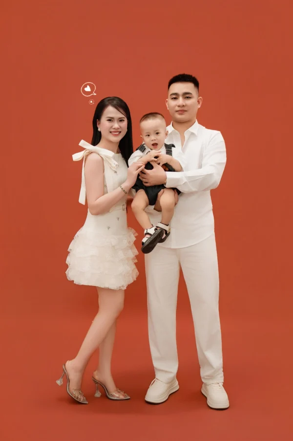 Ảnh Gia Đình Phông Đỏ – 01