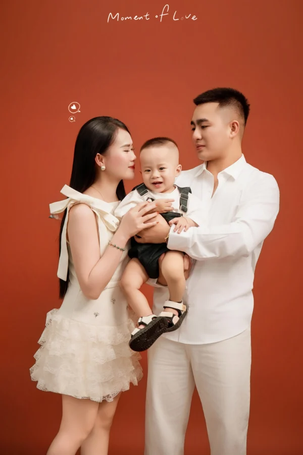 Ảnh Gia Đình Phông Đỏ – 02