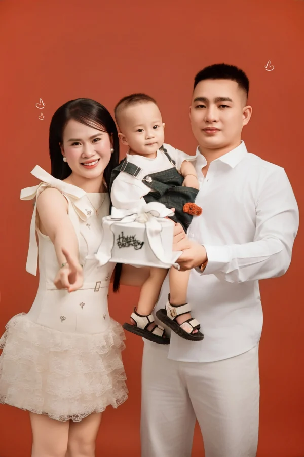Ảnh Gia Đình Phông Đỏ – 03