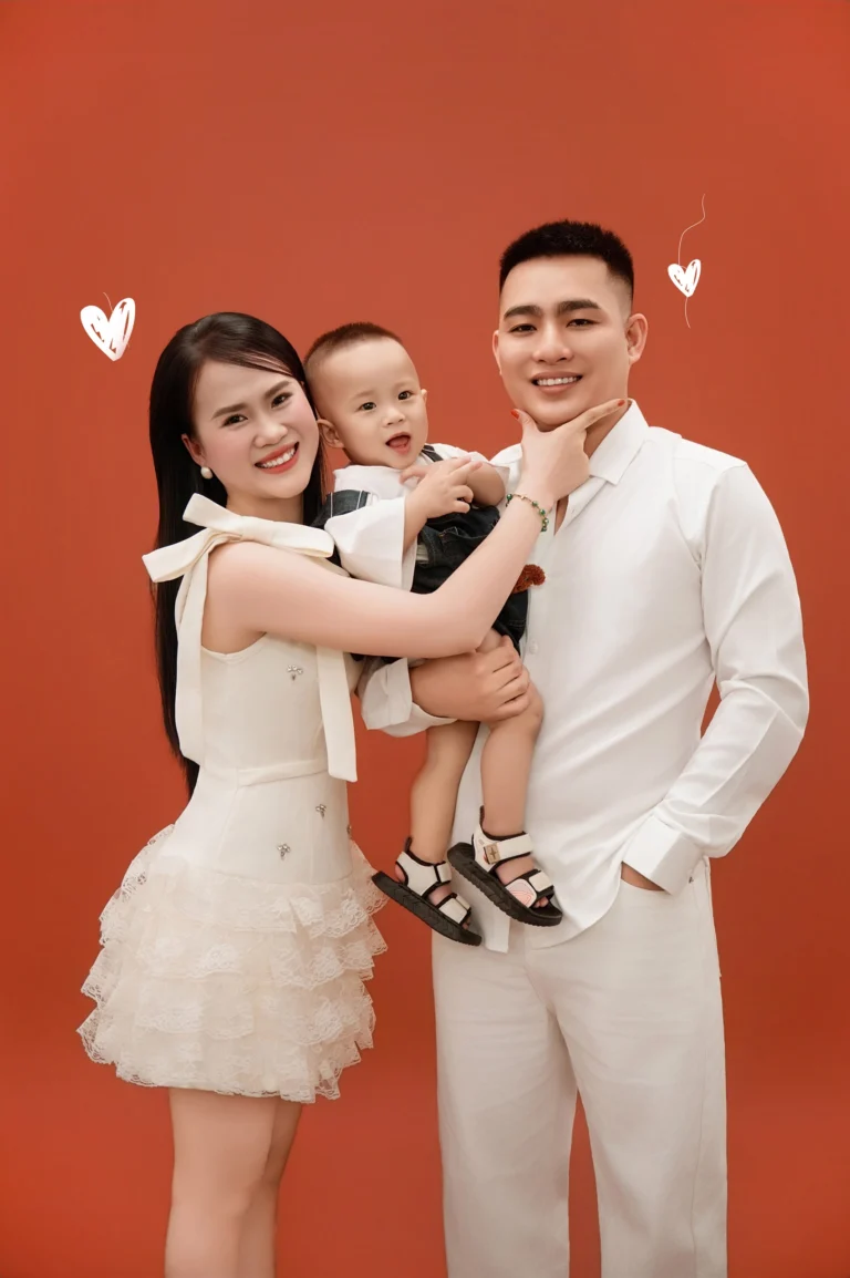 Ảnh Gia Đình Phông Đỏ – 04