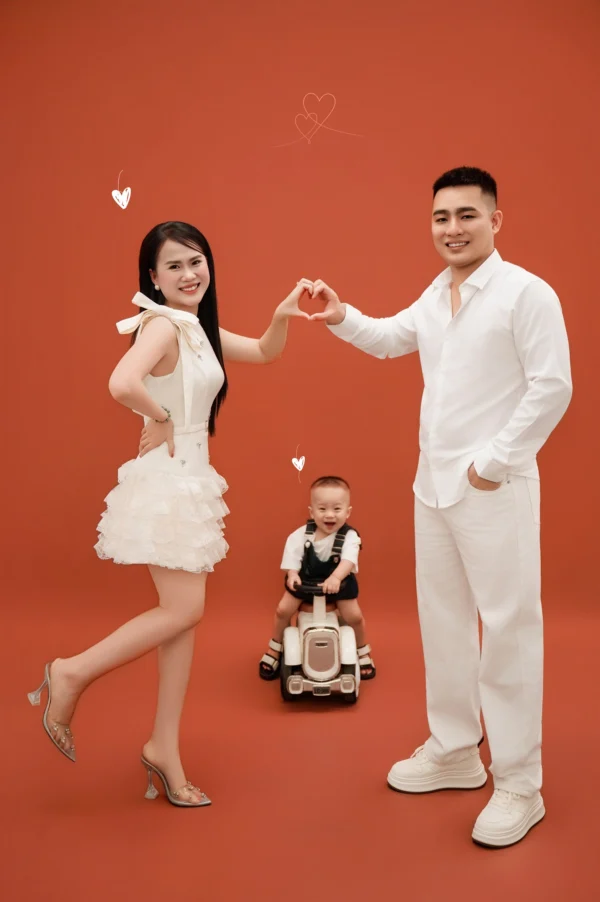 Ảnh Gia Đình Phông Đỏ – 05