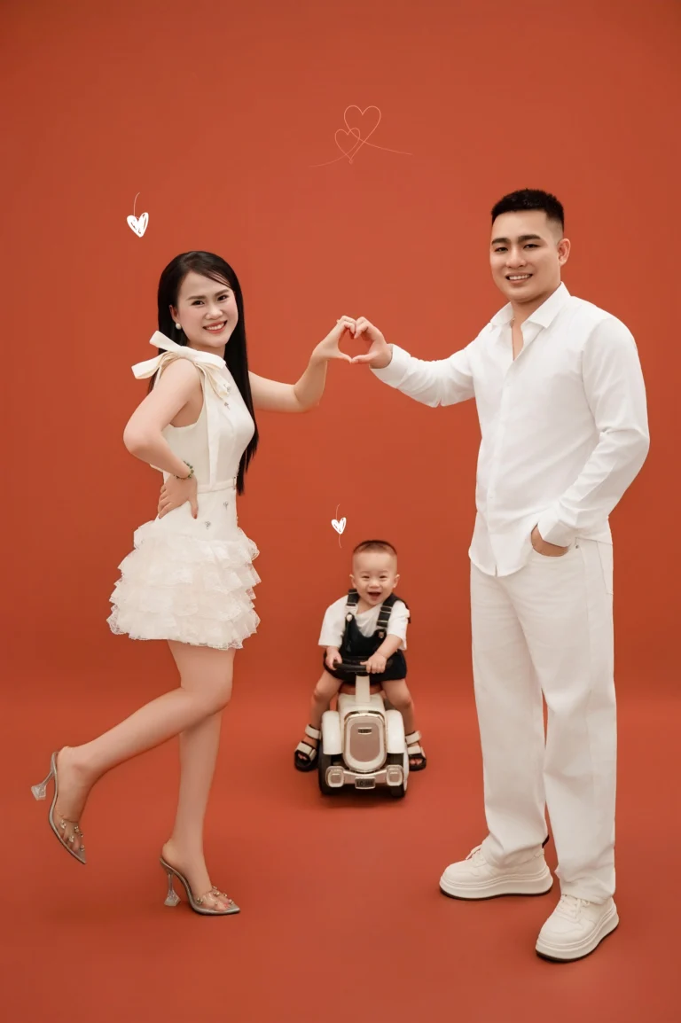 Ảnh Gia Đình Phông Đỏ – 05