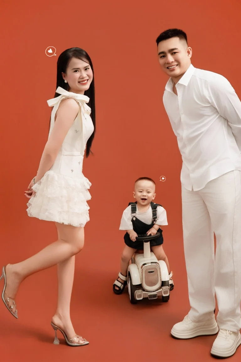 Ảnh Gia Đình Phông Đỏ – 06