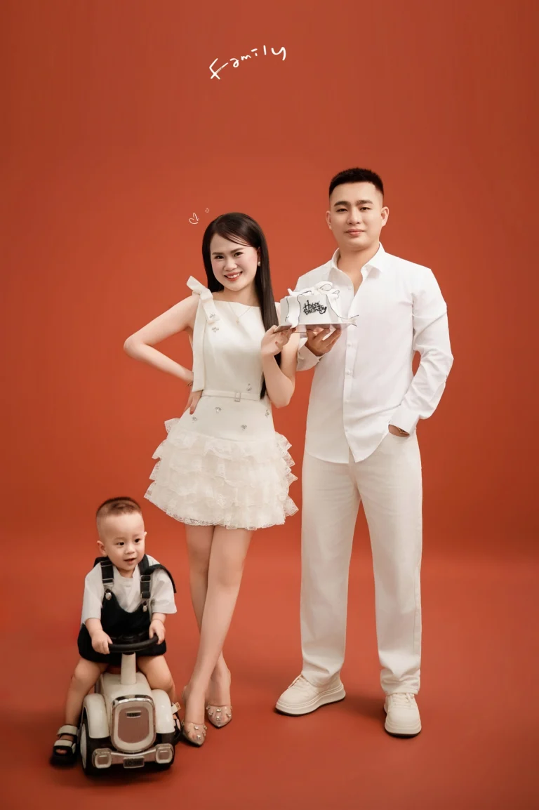Ảnh Gia Đình Phông Đỏ – 07