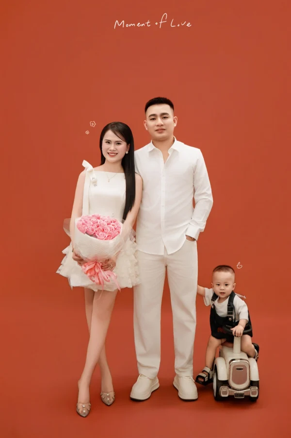 Ảnh Gia Đình Phông Đỏ – 08