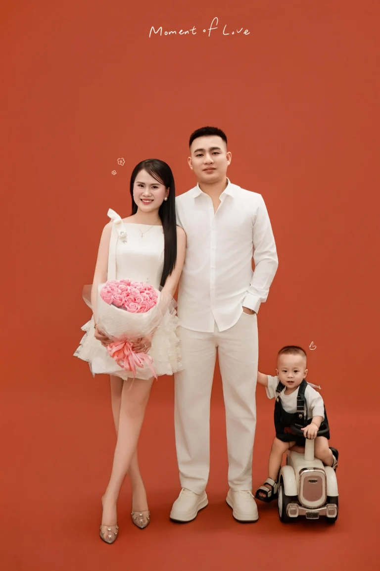 Ảnh Gia Đình Phông Đỏ – 08