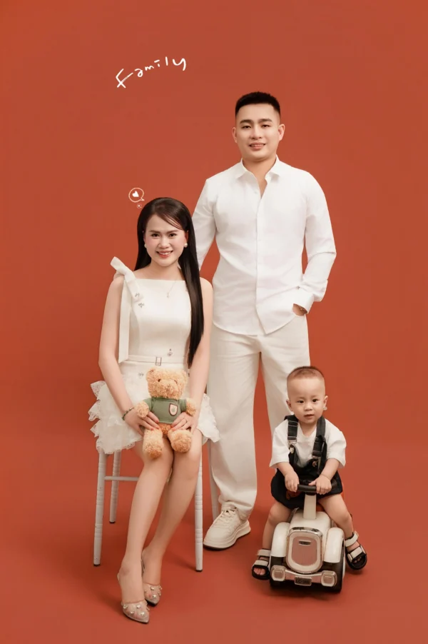 Ảnh Gia Đình Phông Đỏ – 09