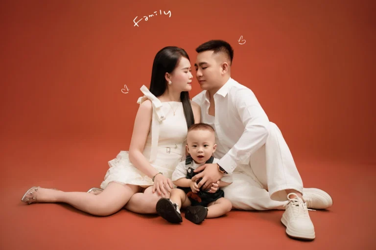 Ảnh Gia Đình Phông Đỏ – 10